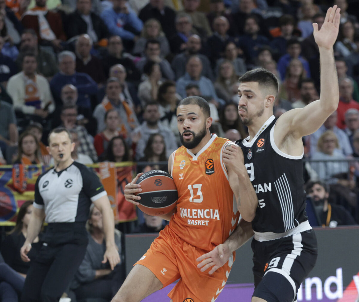 Jugadores de Valencia Basket en un partido contra Partizan en EuroLeague