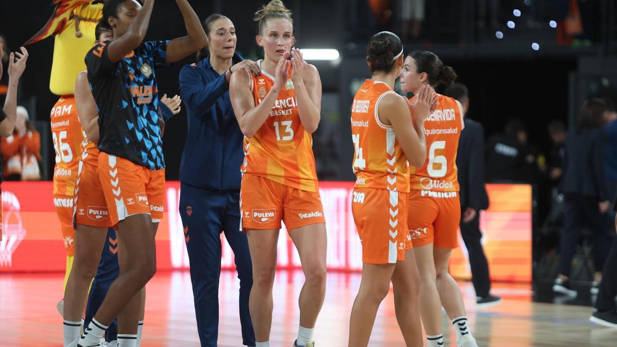 Jugadoras de Valencia Basket celebrando en un partido de baloncesto.