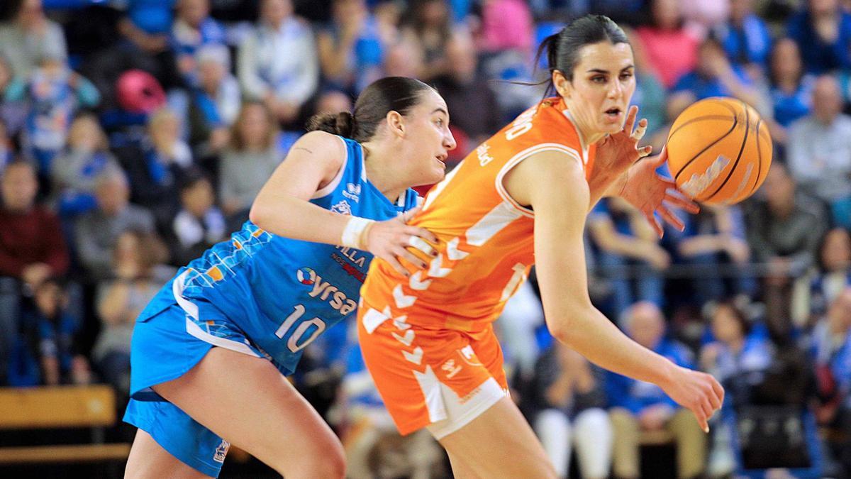 Jugadoras de baloncesto en acción durante un partido competitivo.
