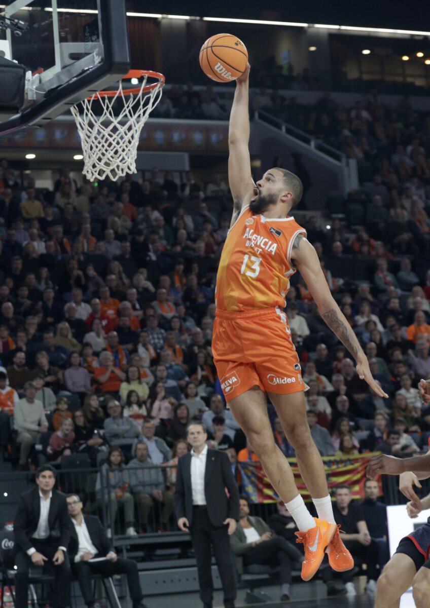 Jugador de Valencia Basket realizando un mate en el Roig Arena
