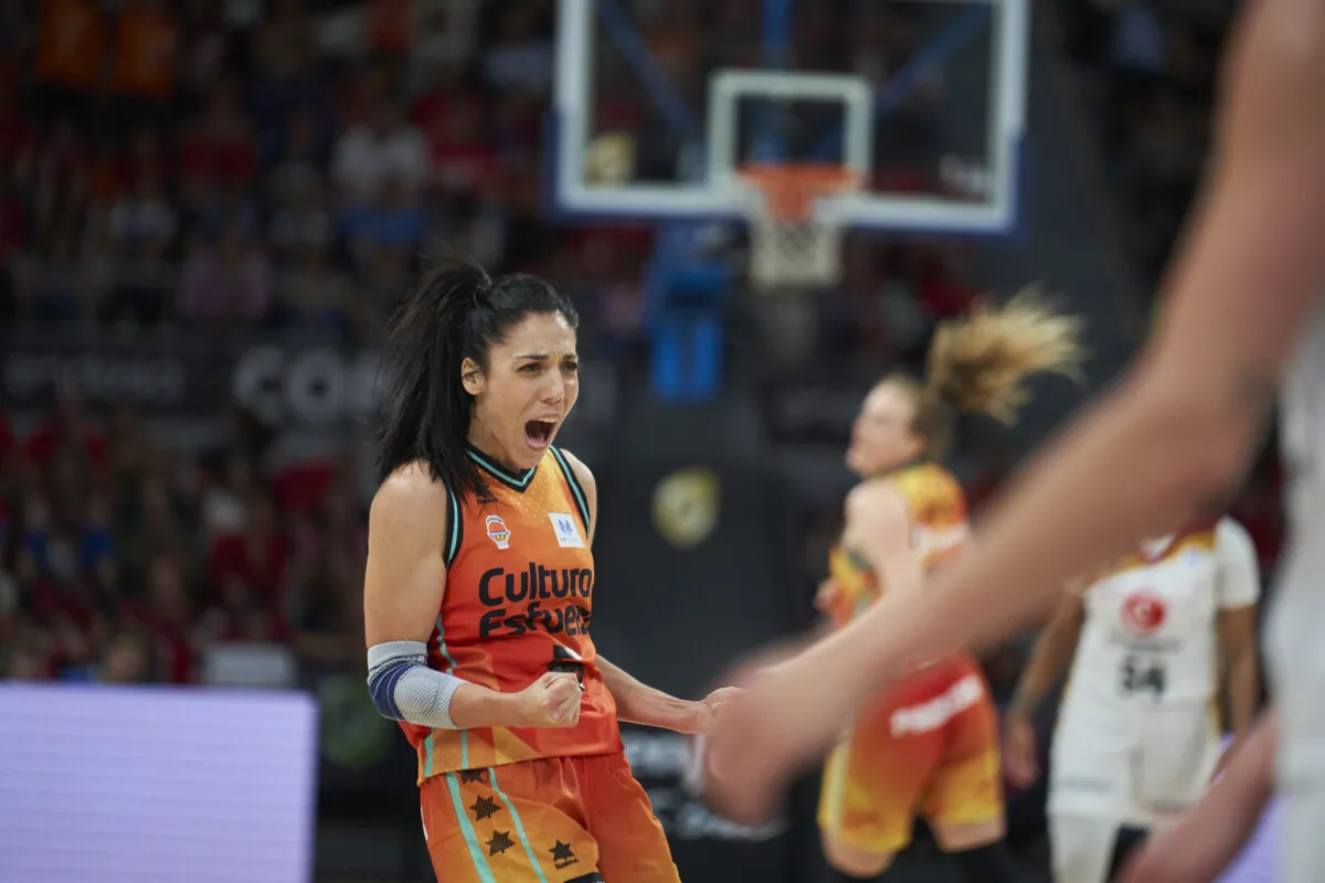 Jugadora del Valencia Basket celebrando una jugada en el partido