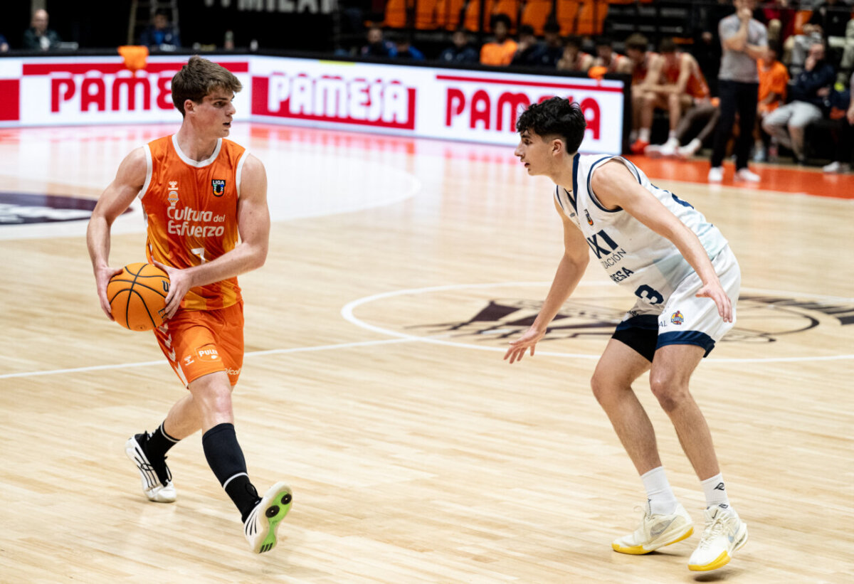 Jugadores de baloncesto en acción durante un partido emocionante.