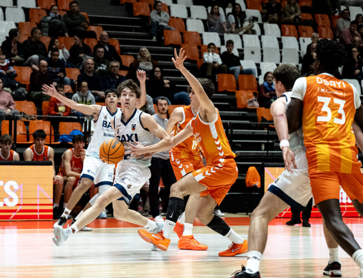 Jugadores de Valencia Basket U22 en un partido contra Manresa