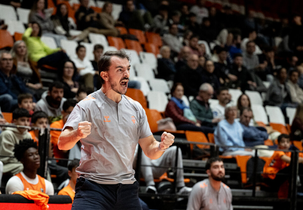 Entrenador de Valencia Basket U22 celebrando una victoria en el partido.