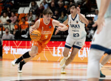 El partido que Valencia Basket U22 ganó tres veces Jugador de Valencia Basket U22 driblando el balón durante un partido contra Manresa.