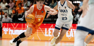 El partido que Valencia Basket U22 ganó tres veces Jugador de Valencia Basket U22 driblando el balón durante un partido contra Manresa.