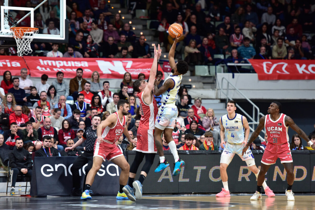 Jugadores de Valencia Basket y UCAM Murcia compitiendo en un partido de baloncesto