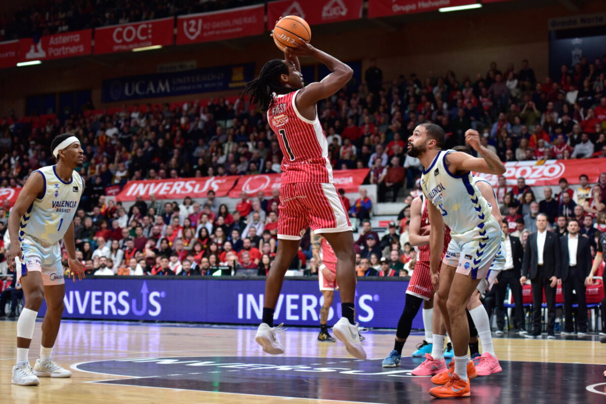 Jugador de UCAM Murcia lanzando a canasta durante un partido de baloncesto