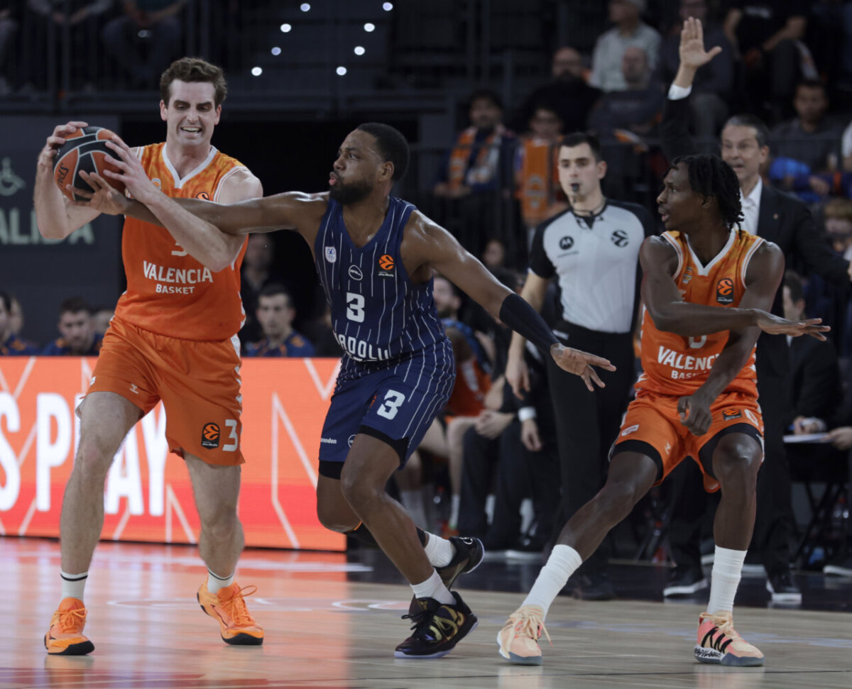 Jugadores de Valencia Basket en acción durante el partido contra Anadolu Efes.