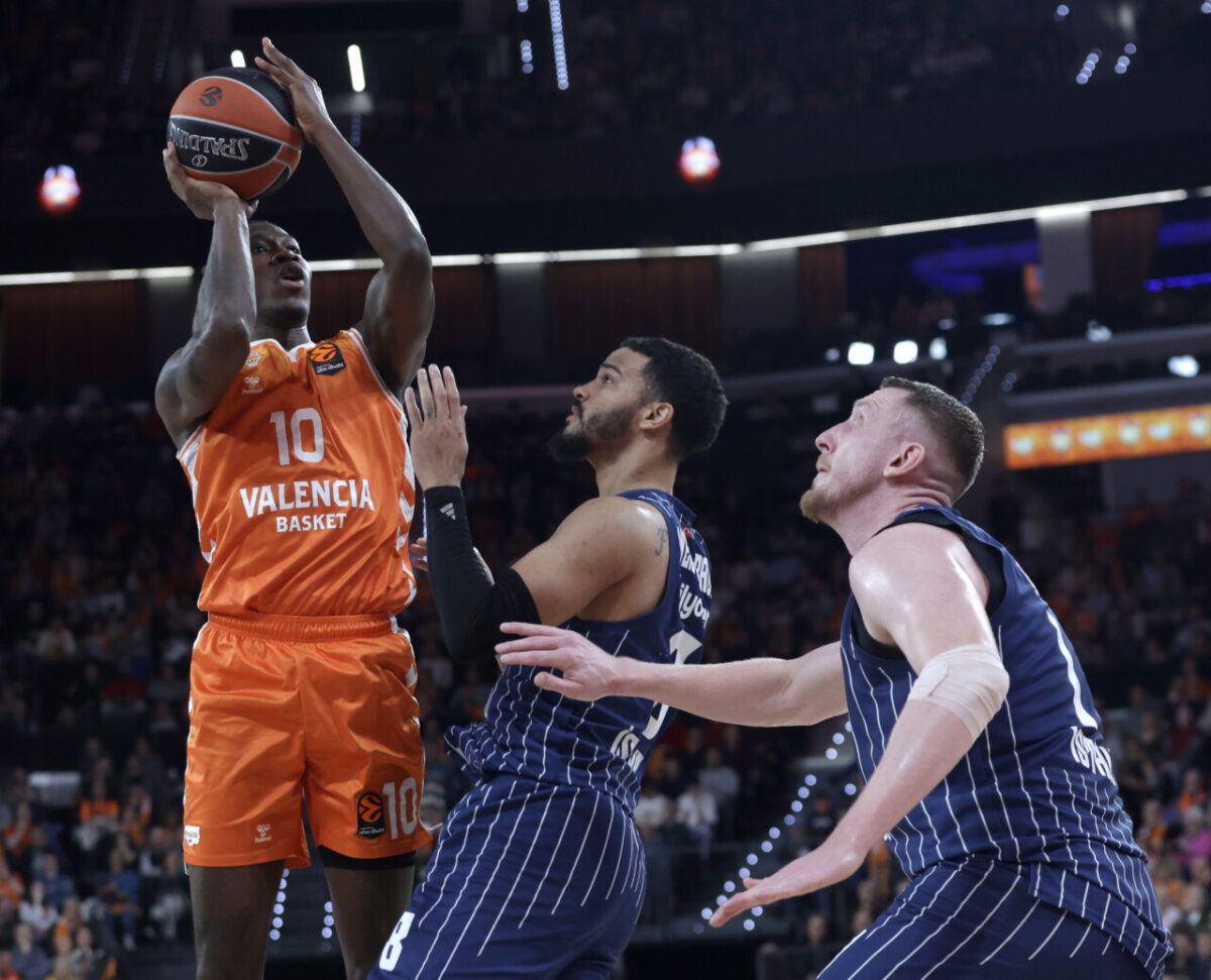 Jugador de Valencia Basket lanzando a canasta durante un partido