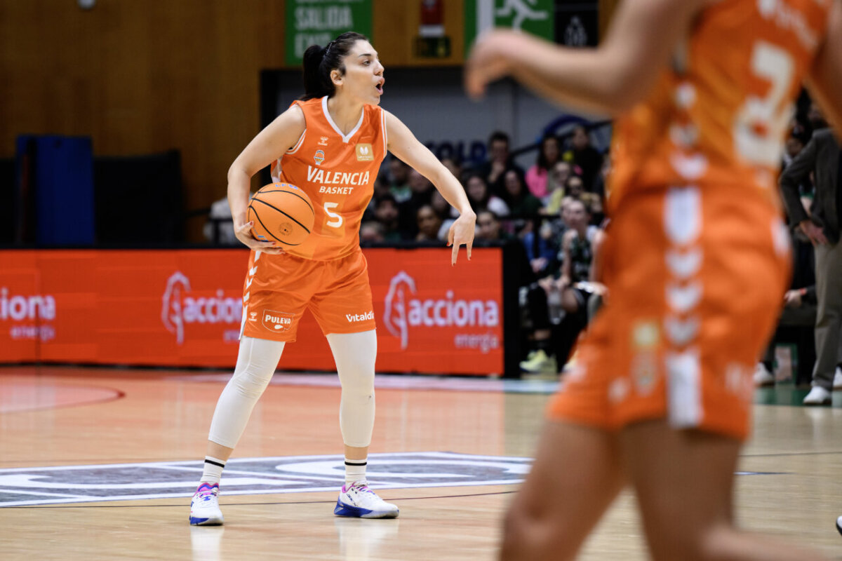Jugadora de Valencia Basket dirigiendo el juego durante un partido
