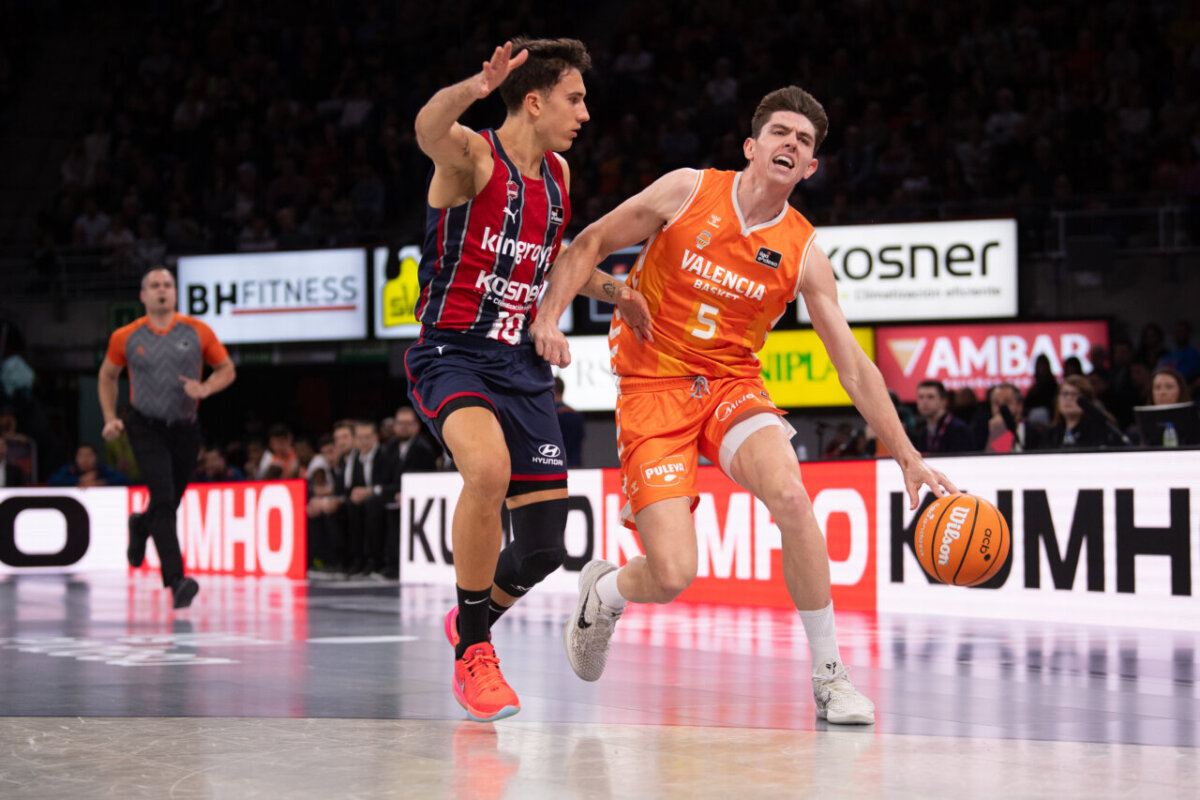 Jugador de Valencia Basket en acción durante el partido contra Baskonia