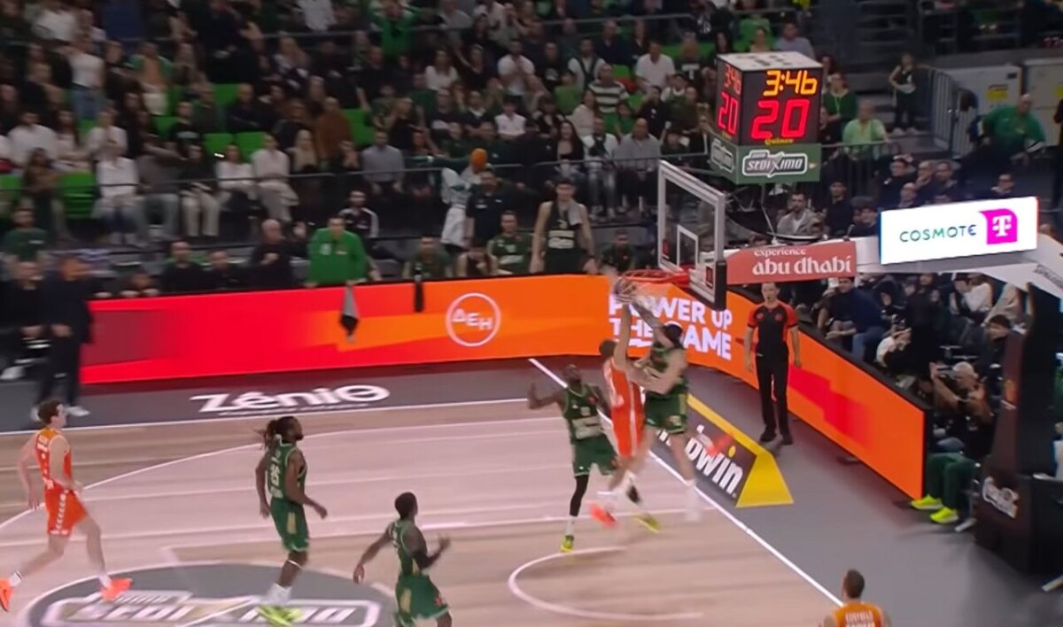 Jugador de Valencia Basket anotando en el partido contra Panathinaikos