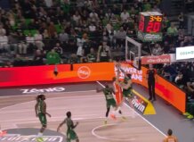 Jugador de Valencia Basket anotando en el partido contra Panathinaikos