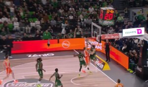 Jugador de Valencia Basket anotando en el partido contra Panathinaikos
