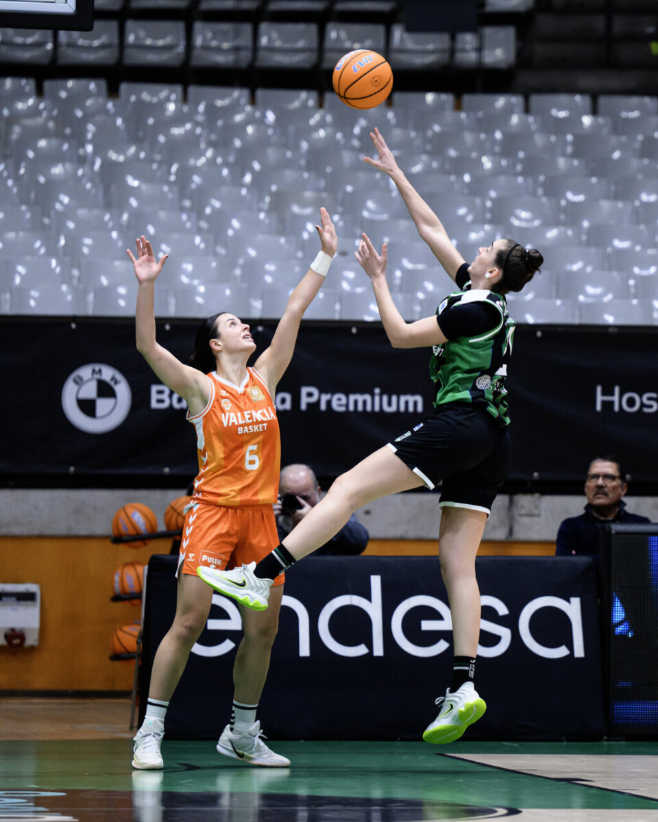 Jugadoras de Valencia Basket y Joventut Badalona en acción durante un partido de baloncesto.