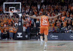 Jugador de Valencia Basket celebra tras un triple en el partido contra Baskonia
