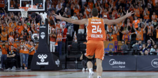 Jugador de Valencia Basket celebra tras un triple en el partido contra Baskonia