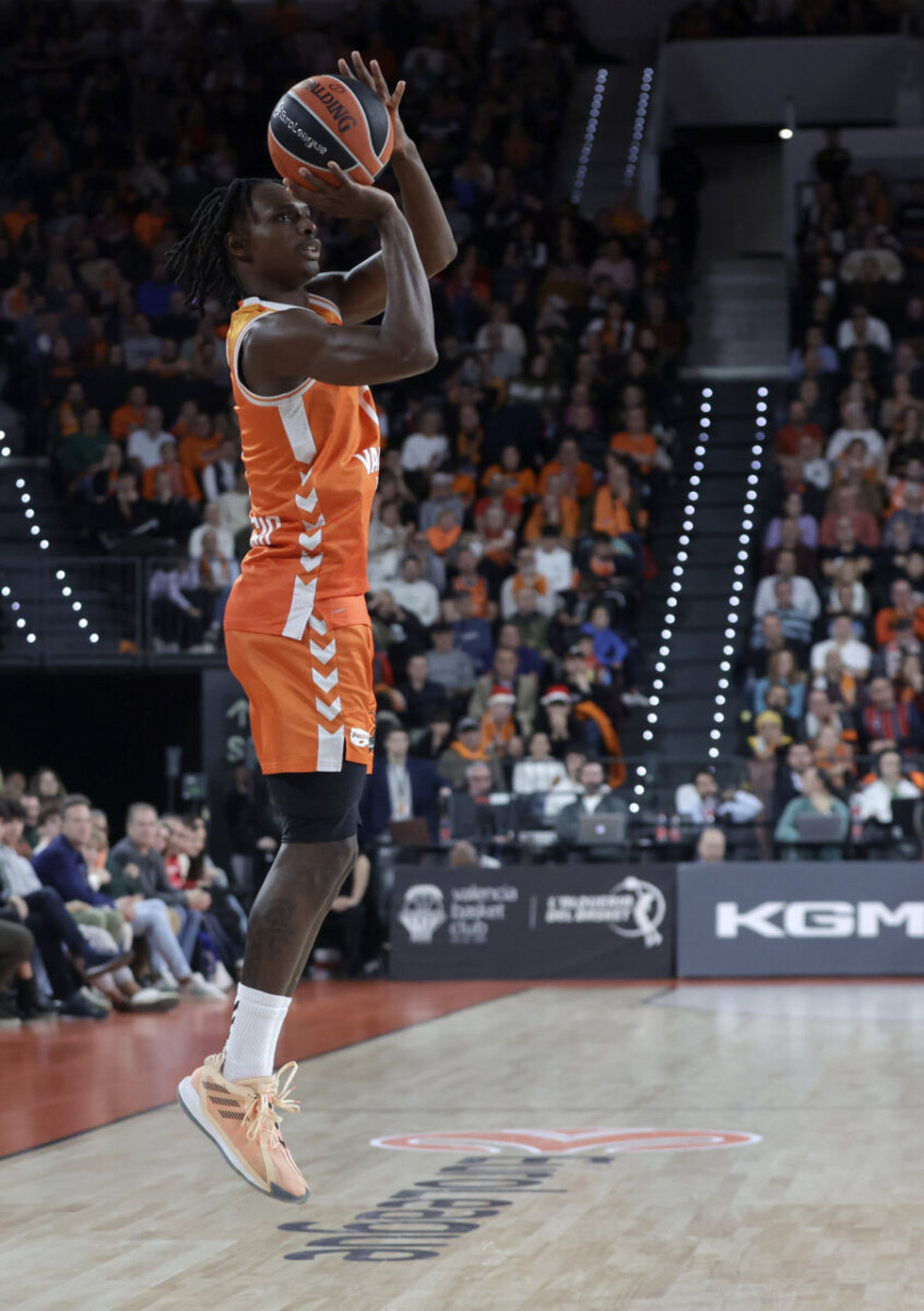 Jugador de Valencia Basket lanzando a canasta durante un partido