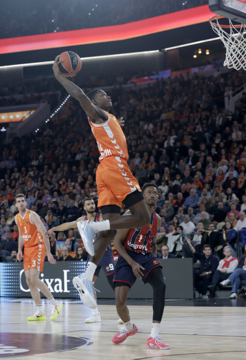 Jugador de Valencia Basket realizando un mate durante el partido contra Baskonia