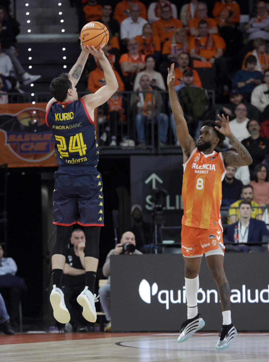 Jugador de MoraBanc Andorra lanzando a canasta durante el partido