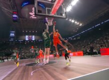 Jugador de Valencia Basket realizando un mate en el partido contra Panathinaikos