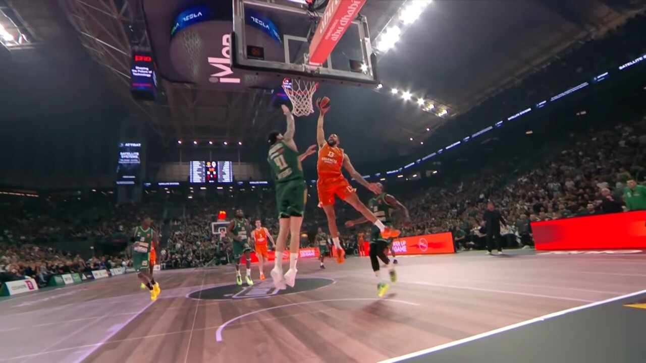 Jugador de Valencia Basket realizando un mate en el partido contra Panathinaikos