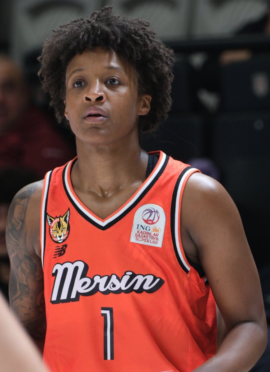 Yvonne Anderson en un partido con el equipo Mersin.