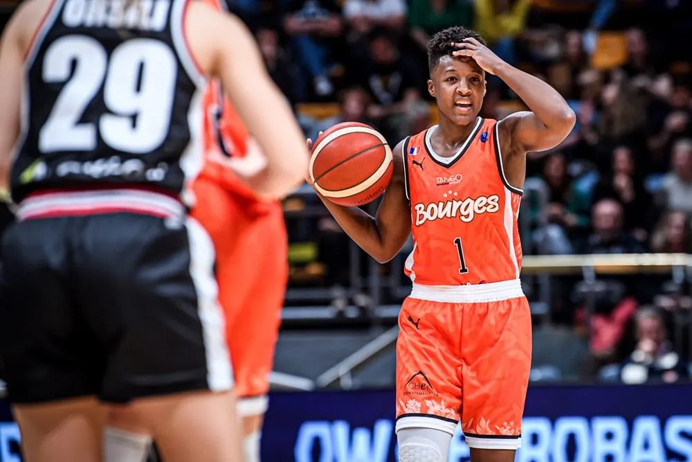 Yvonne Anderson en acción durante un partido de baloncesto