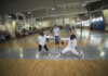 Niños participando en un campus deportivo de esgrima en Valencia