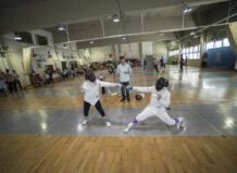 Niños participando en un campus deportivo de esgrima en Valencia