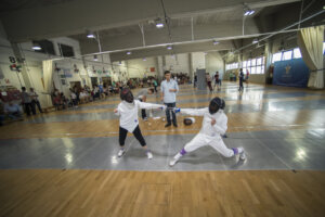 Niños participando en un campus deportivo de esgrima en Valencia