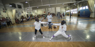 Niños participando en un campus deportivo de esgrima en Valencia