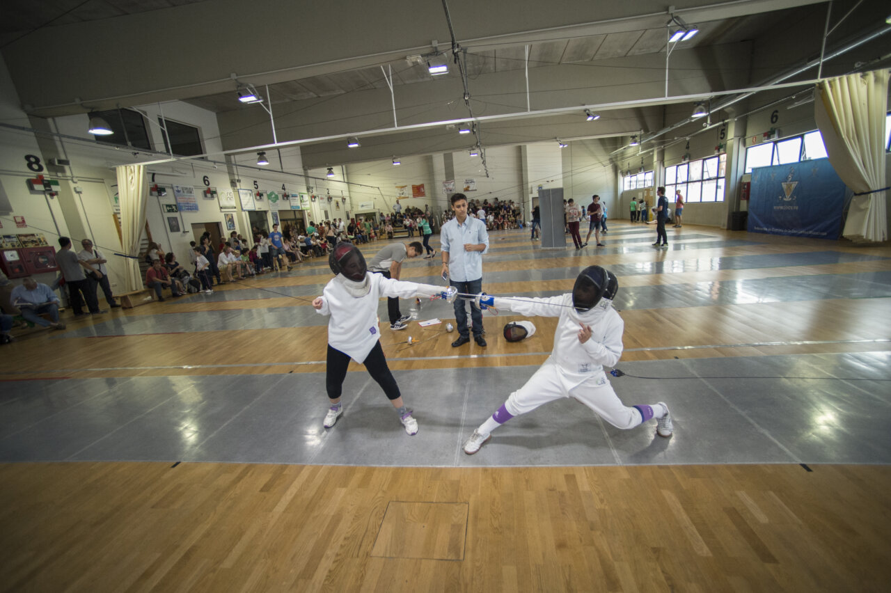 Niños participando en un campus deportivo de esgrima en Valencia