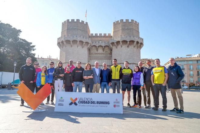 Grupo de corredores y organizadores en Valencia Ciudad del Running