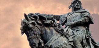 Estatua de Jaume I montado en un caballo en Valencia
