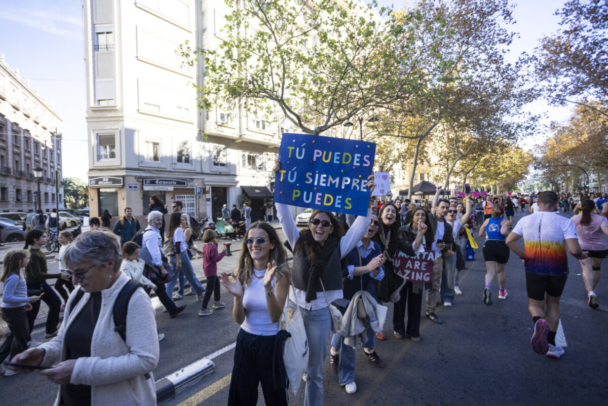 Grupo de personas animando a corredores en el Maratón de Valencia 2025.
