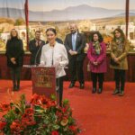 Evento de Navidad en Valencia con flores y ponente en el escenario