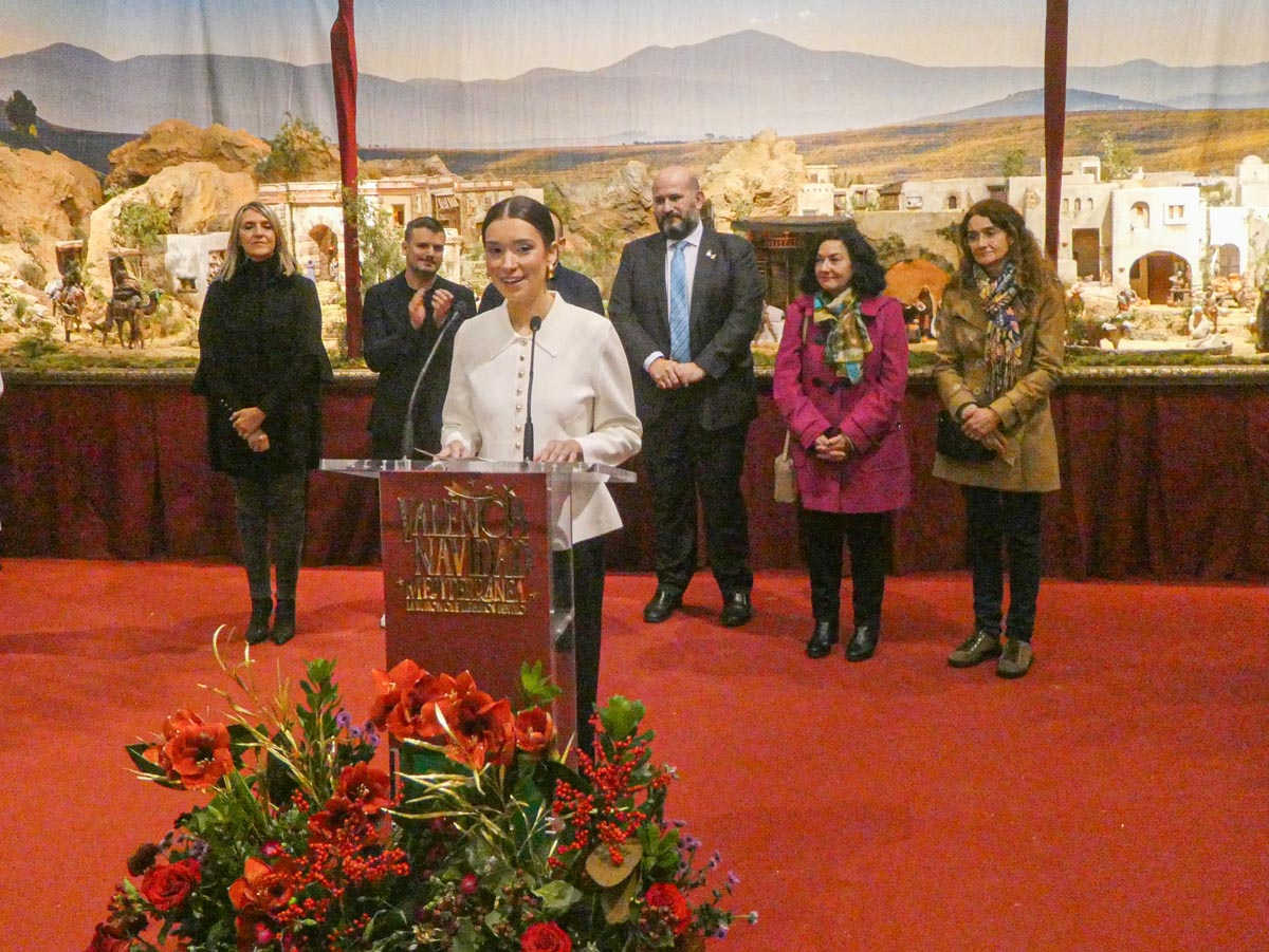 Evento de Navidad en Valencia con flores y ponente en el escenario