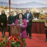 Inauguración de la exposición de Navidad en Valencia con varias personas presentes.