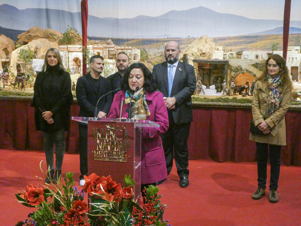 Inauguración de la exposición de Navidad en Valencia con varias personas presentes.