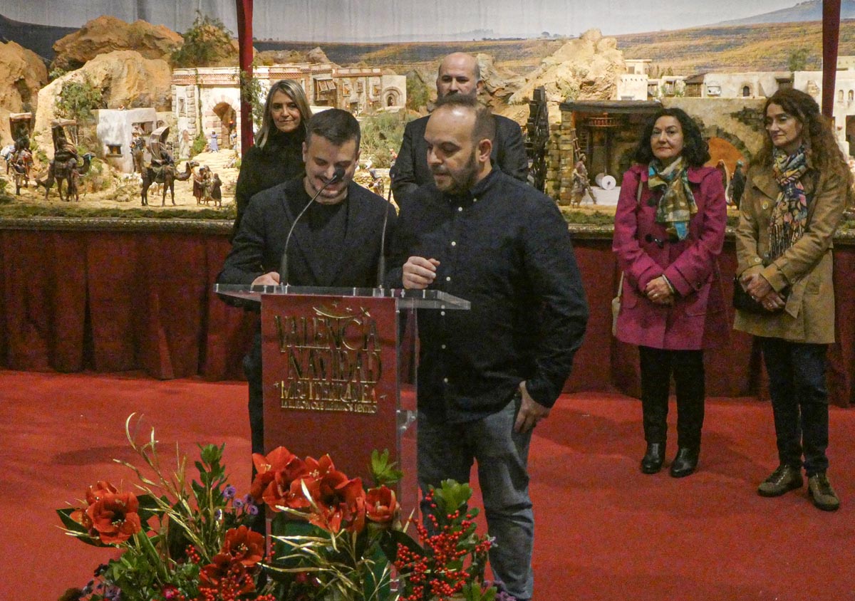 Presentación de un evento navideño en Valencia con un belén