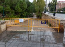 València suspende las clases el lunes en 32 centros educativos por la alerta roja por lluvias Vallas amarillas en un camino debido a la alerta roja por lluvias en Valencia.