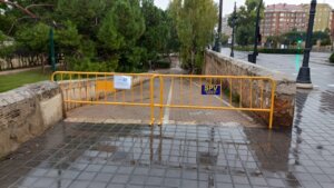 Vallas amarillas en un camino debido a la alerta roja por lluvias en Valencia.