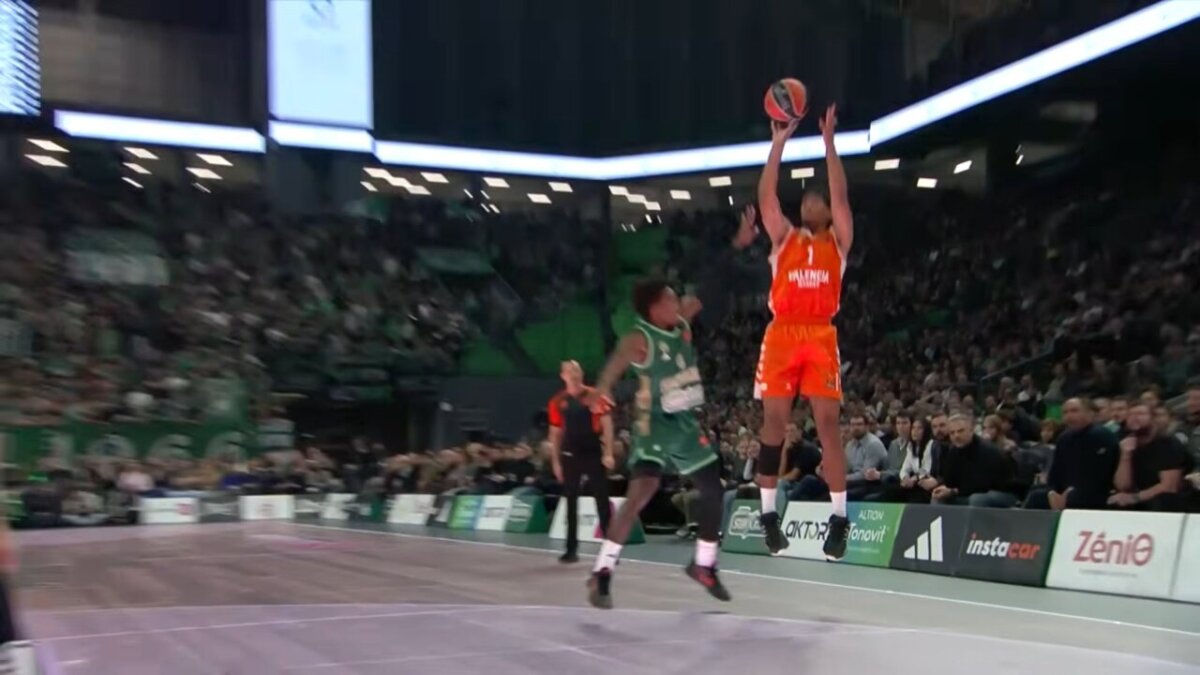 Jugador de Valencia Basket lanzando a canasta en un partido en OAKA