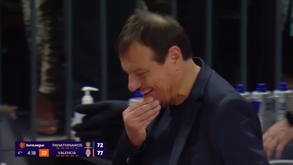 Entrenador de Valencia Basket sonríe durante el partido en OAKA.