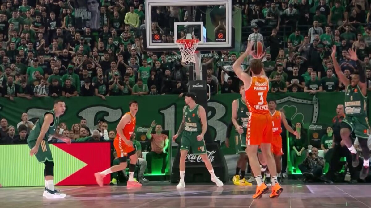 Jugadores de Valencia Basket en acción durante el partido contra Panathinaikos.