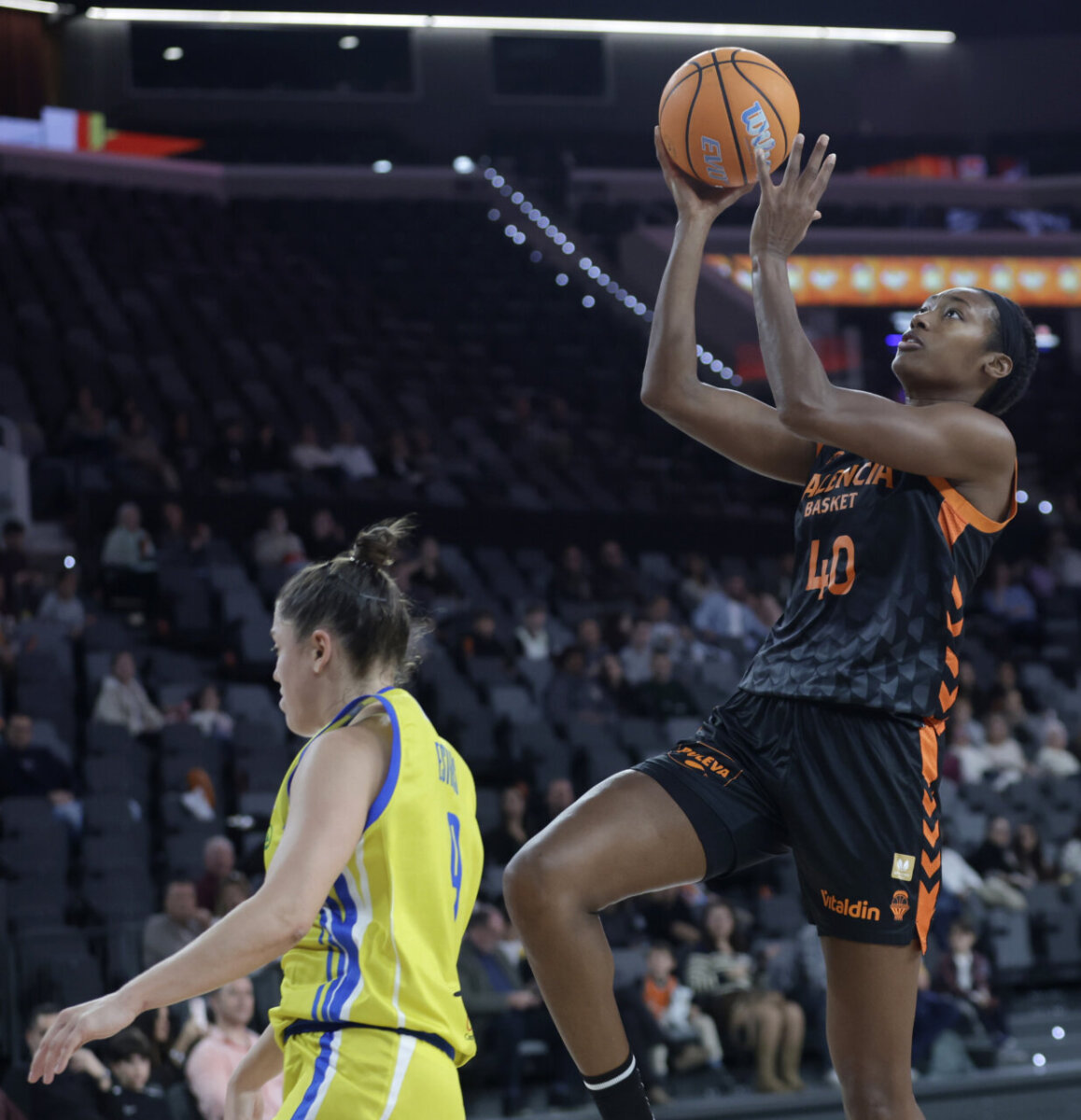 Jugadora de Valencia Basket lanzando a canasta en el Roig Arena