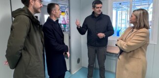 La consellera Carmen Ortí visita aulas prefabricadas en Massanassa y Catarroja