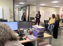 Justicia finaliza las obras para mejorar la accesibilidad de la sede judicial de Paterna Reunión en oficina con varias mujeres conversando y trabajando.